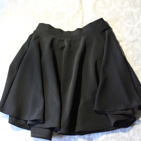black mini skirt - Picture 3 of 3